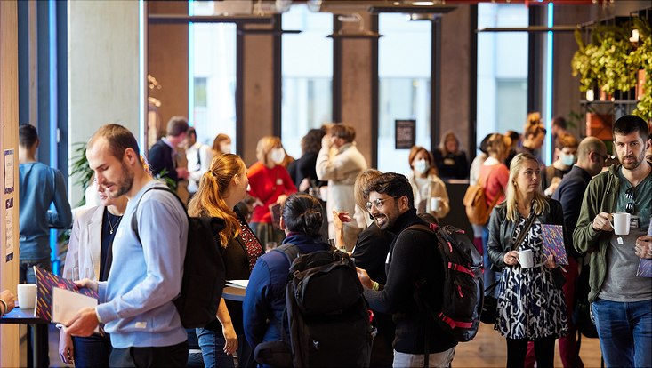 HRA Karrieresprung Menschen im Veranstaltungsraum