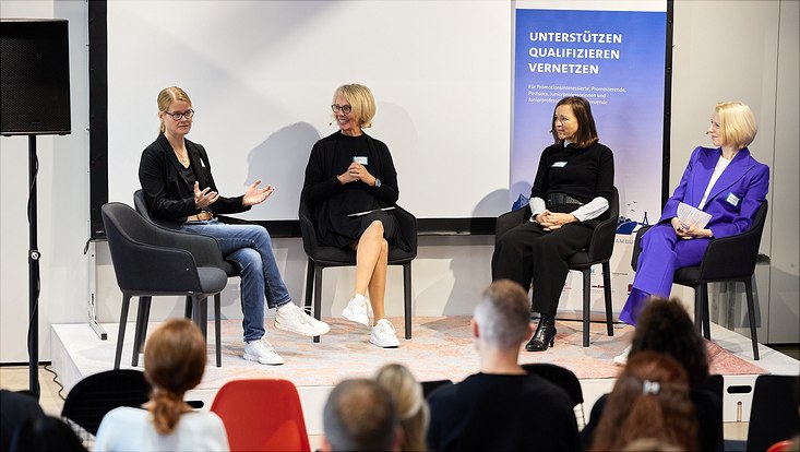 HRA Karrieresprung Bühne mit Menschen bei der Podiumsdiskussion