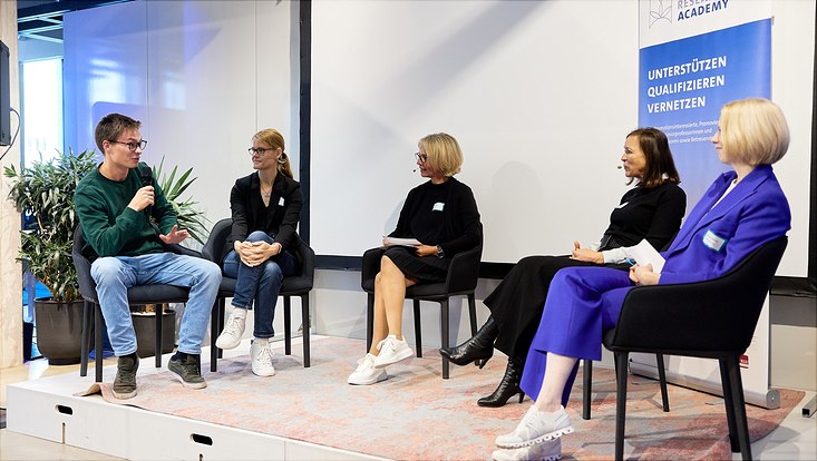 HRA Karrieresprung Menschen auf der Bühne bei der Podiumsdiskussion