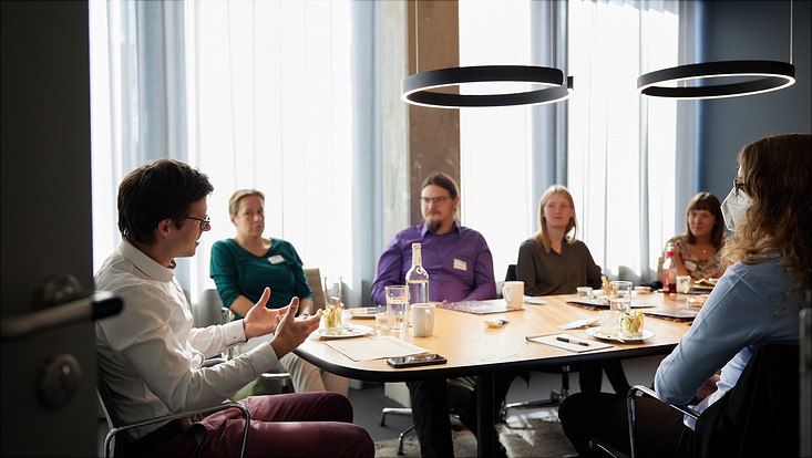 HRA Karrieresprung Menschen beim Lunchtalk in Seminarraum