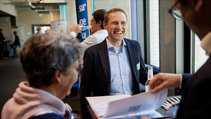HRA Karrieresprung Menschen im Gespräch am Messestand