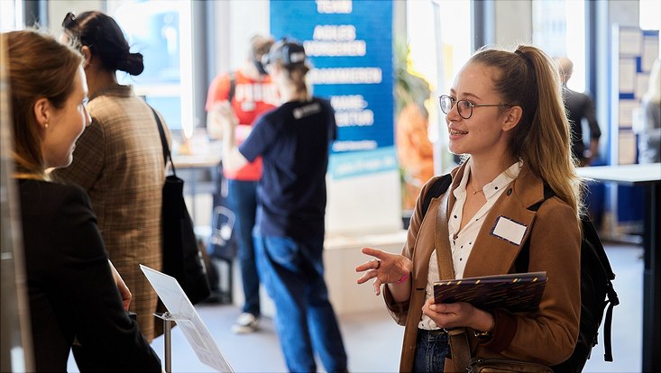 Menschen im Gespräch am Messestand