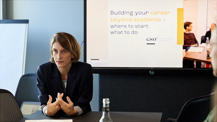 HRA Karrieresprung Trainerin im Seminarraum