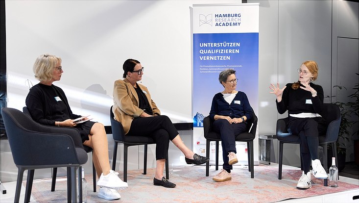 HRA Karrieresprung Menschen auf der Bühne während der Podiumsdiskussion