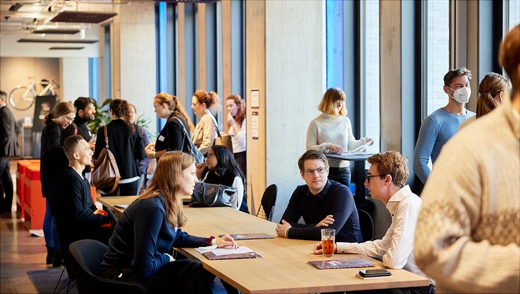 HRA Karrieresprung Menschen beim Lunch