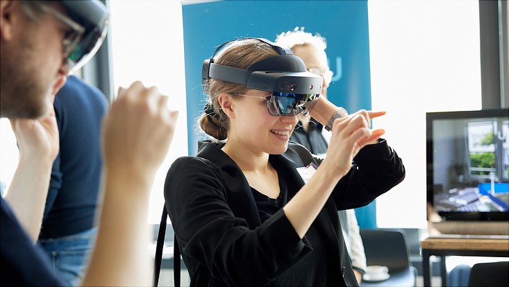 HRA Karrieresprung Woman with 3D glasses in action