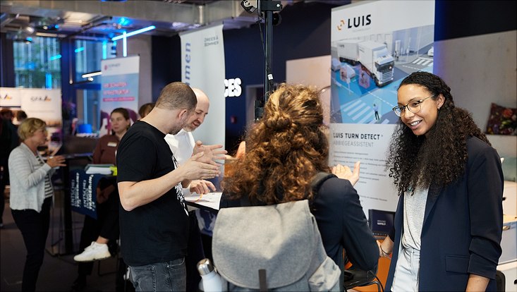 HRA Karrieresprung People talking at the booth