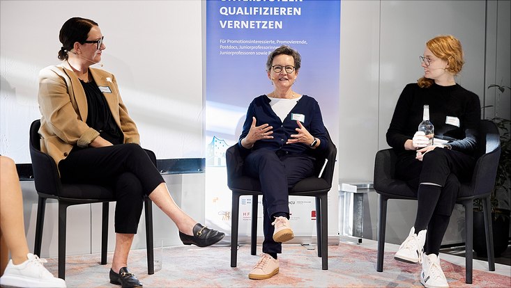 HRA Karrieresprung People on stage during panel discussion