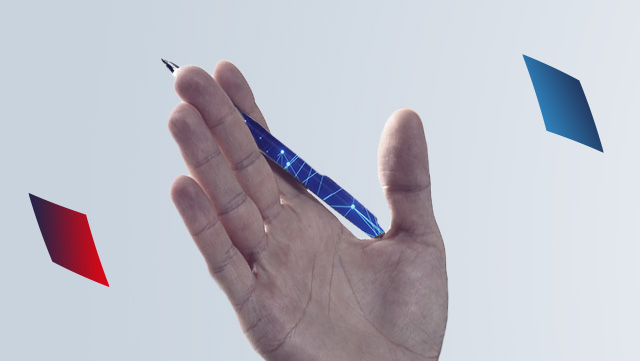 In der Mitte des Bildes: eine Hand, die einen Kugelschreiber hält. Links und rechts im Bild sind weitere Quadrate zu sehen, links ein rotes, rechts ein blaues.