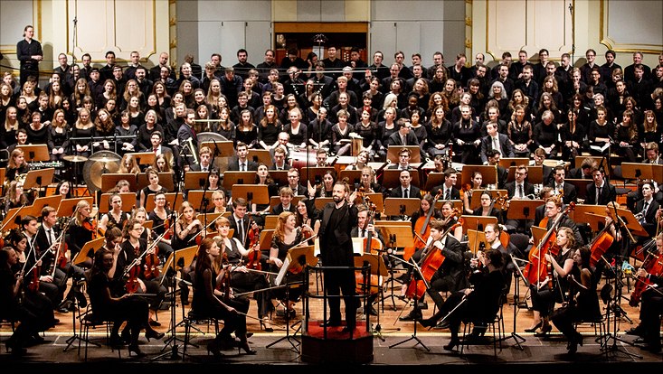 Sinfonieorchester und Kammerchor beim Schlussapplaus in der Laeiszhalle