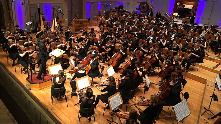 Das Sinfonieorchester spielt in der Laeiszhalle mit blauer Beleuchtung