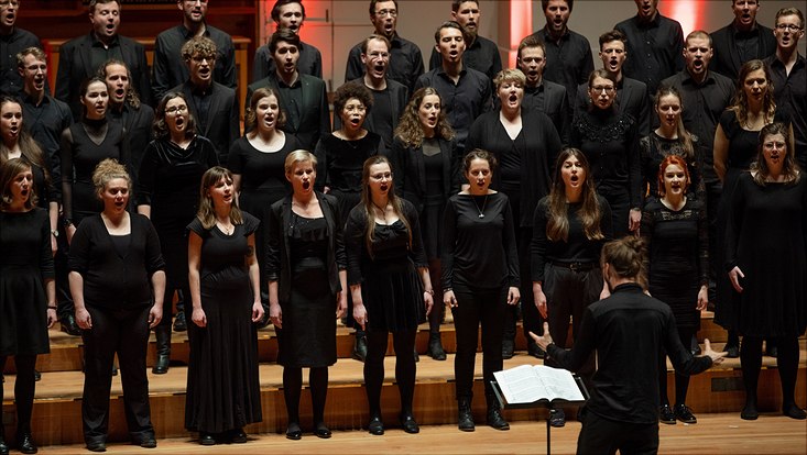 Der Kammerchor sing mit viel Inbrunst in der Laeiszhalle