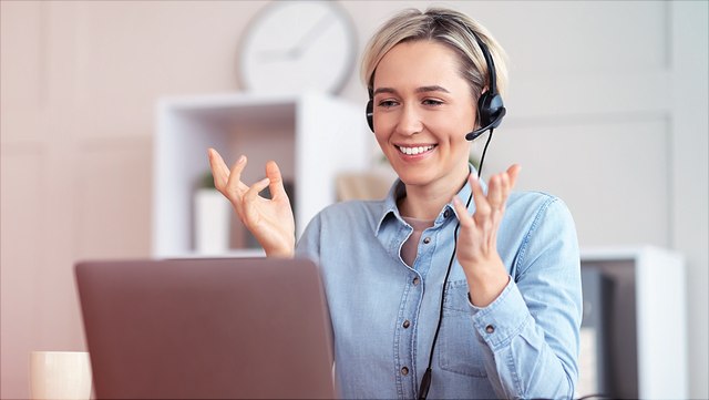 Train the E-Trainer Weiterbildung Das Foto zeigt ein Frau am Bildschirm