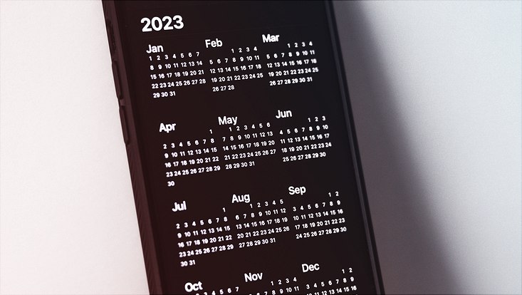 Bildschirm eines Smartphones mit einer Anzeige des Kalenders für das Jahr 2023