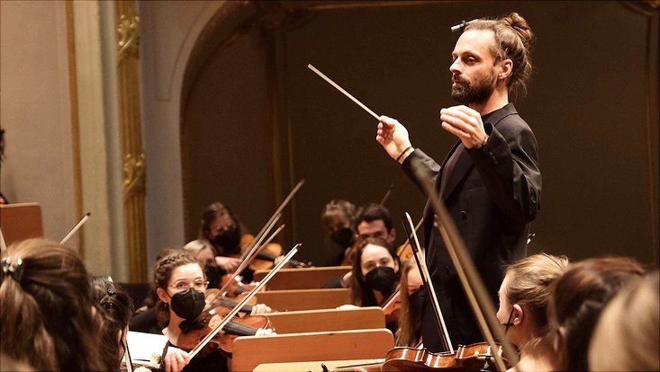 Der Dirigent Thomas Posth dirigiert das Orchester der UHH in der Laeiszhalle