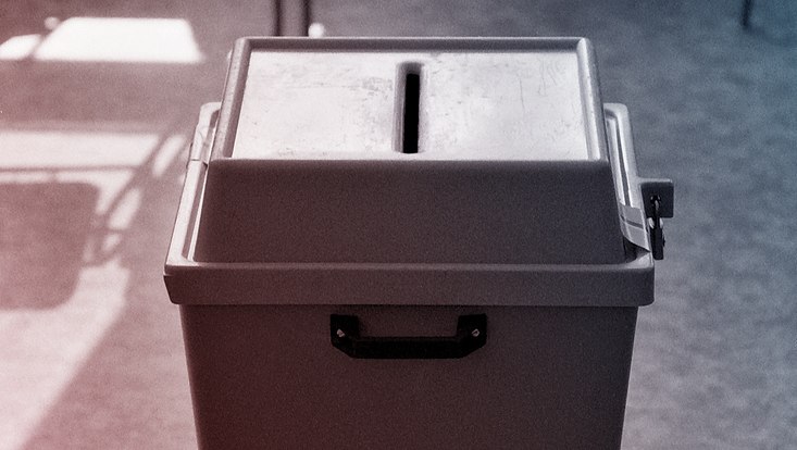 Das Bild zeigt eine Wahlurne.