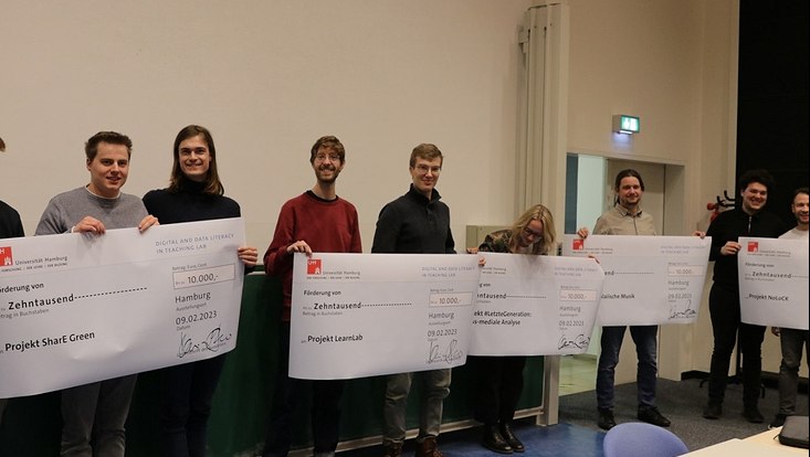 Studierende ngruppen mit Schecks