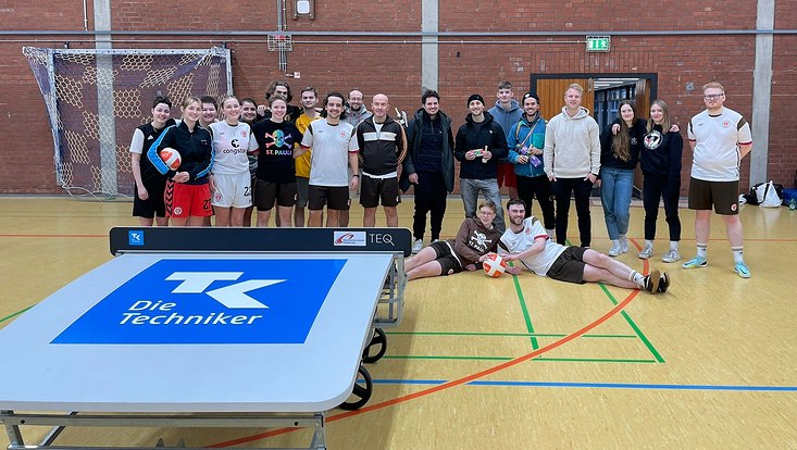 Gruppe vor Teqballplatte