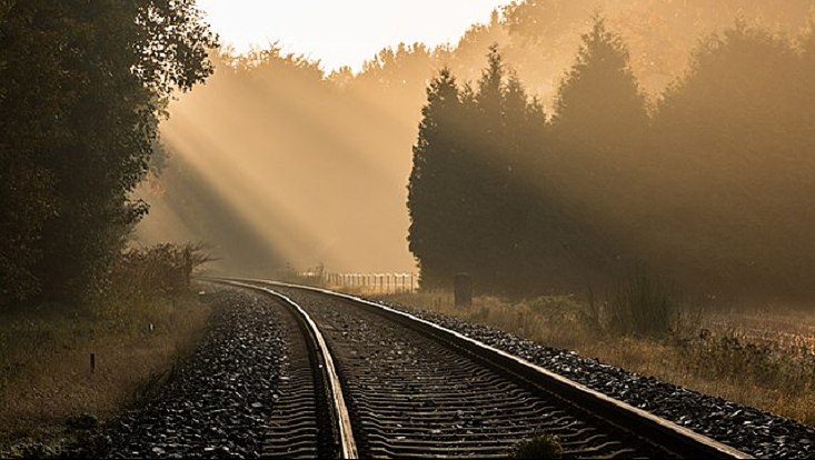 Bahnschienen im Sonnenuntergang