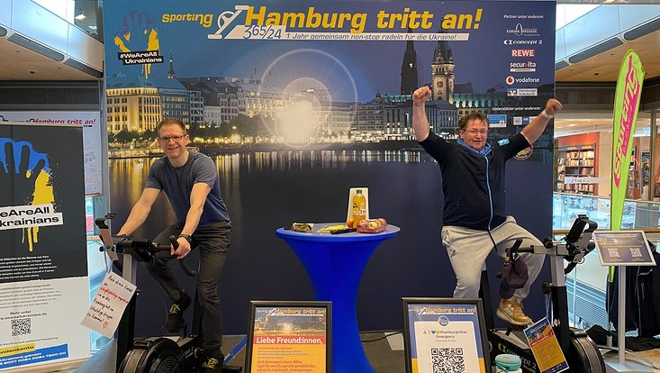 Zwei Personen auf Fahrrädern