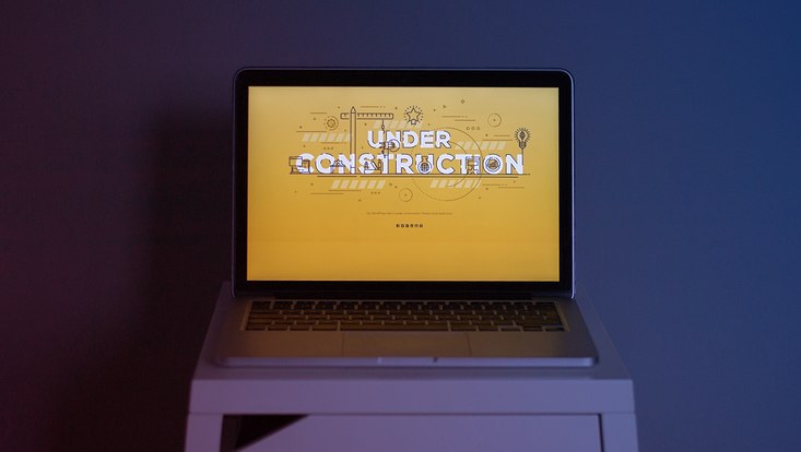Laptop-Bildschirm mit dem Schriftzug: "UNDER CONSTRUCTION"