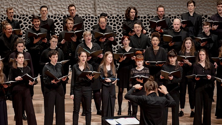 Der Kammerchor singt komplett in schwaz gekleidet beim Konzert in der Elbphilharmonie im Februar 2023