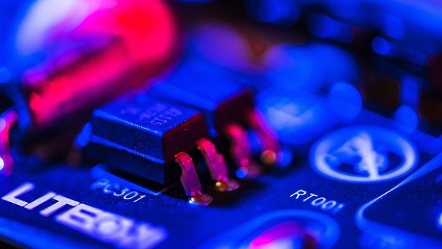 samer-khodeir-unsplash-640x361 Ausschnitt eines Motherboards