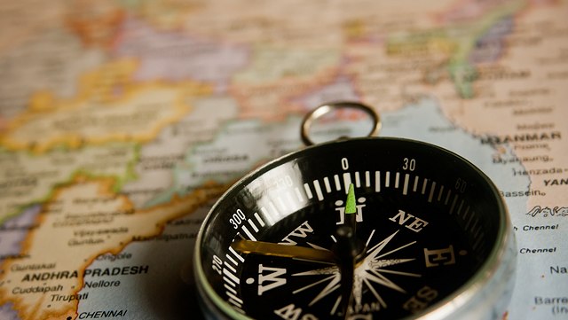 Ein Kompass liegt auf einer Landkarte