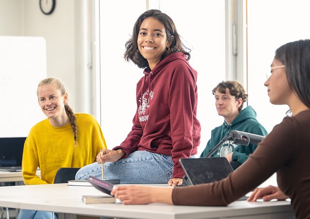 Gruppe Studierender in einem Seminarraum