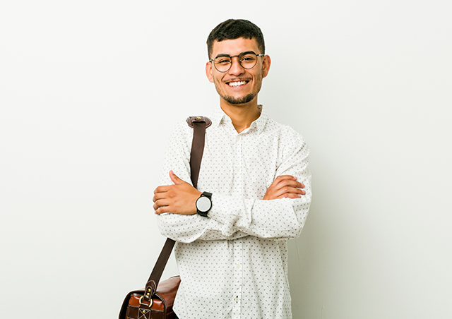 Junger Mann mit Umhängetasche