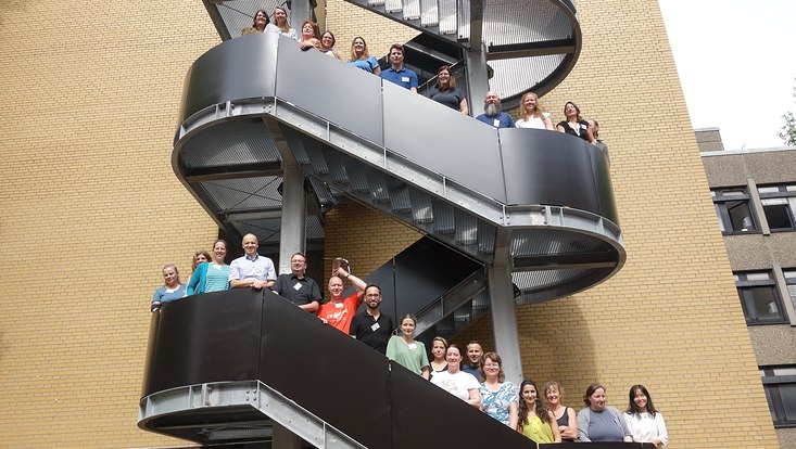 Studierende des MHE auf einer Aussentreppe am Präsenztag 2023