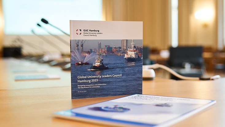 GUC 2023 Die Broschüre des GUC steht auf einem Tisch. Davor liegt eine weitere Broschüre.