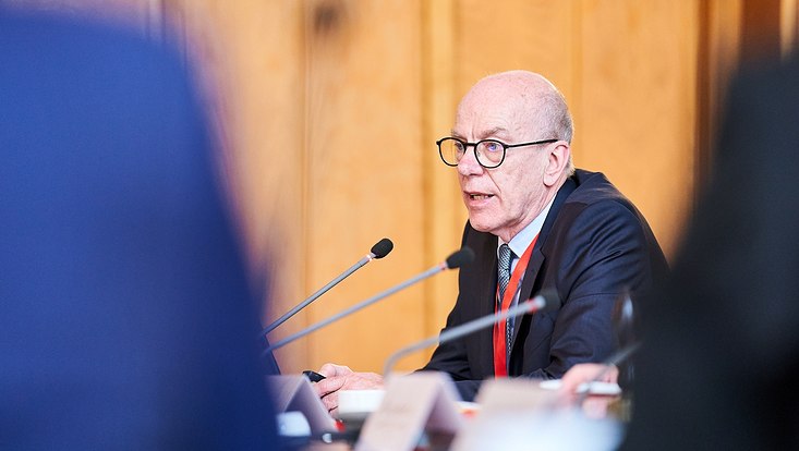 GUC 2023 Nahaufnahme eines Mannes, der in ein Mikrofon spricht.