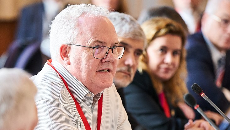 GUC 2023 Nahaufnahme eines Mannes, der in ein Mikrofon spricht.