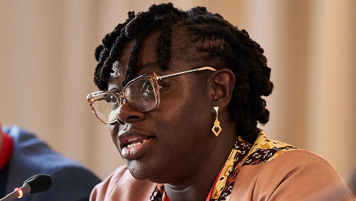 GUC 2023 Nahaufnahme einer Frau, die in ein Mikrofon spricht.