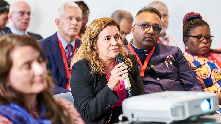 GUC 2023 Eine Frau aus dem Publikum spricht und hält ein Mikrofon in der Hand.