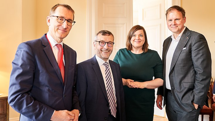 GUC 2023 Universitätspräsident Hauke Heekeren mit drei weiteren Personen des GUC.