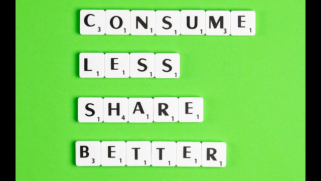 Die Worte consume less share better mit Scrabblesteinen gelegt