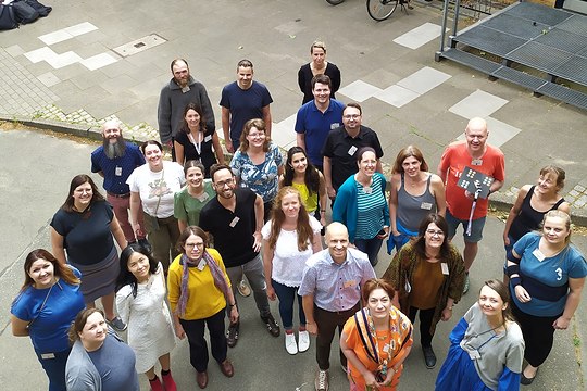 Blick auf Teilnehmende von Treppe