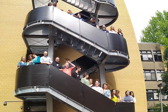 Teilnehmende auf Aussentreppe