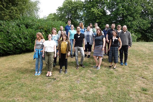 Teilnehmende auf Wiese