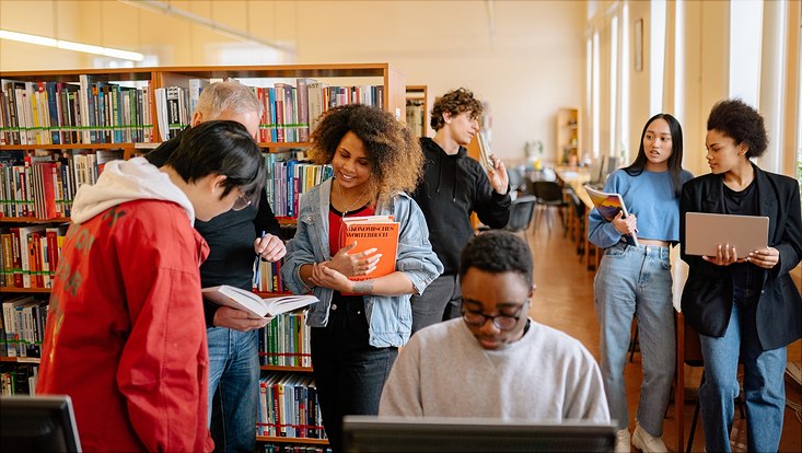 Gruppe Studierender in Bibliothek
