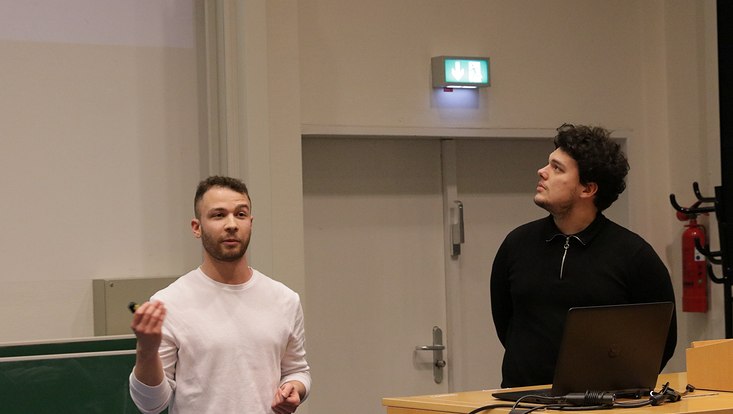 4-präsi-min Studierende der Gruppe SharE Green bei der Präsentation