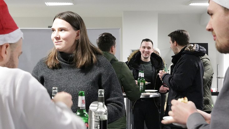 9-get-together-2 Studierende beim anschließenden Get Together im Foyer der Jungiusstraße 9.