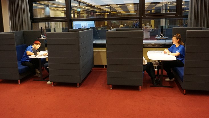 Studierende im Beratungsgespräch