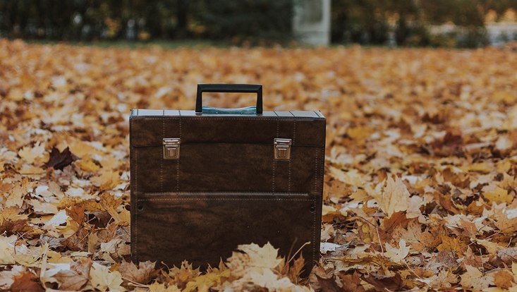Aktentasche im Herbstlaub
