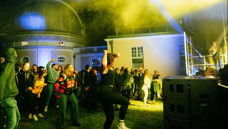 Tanzende junge Menschen beim Festival der Unimusik