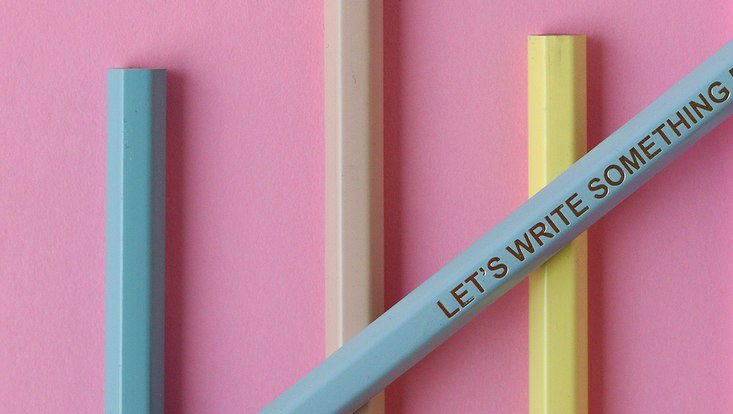 Stifte mit der Aufschrift "Let's write something"