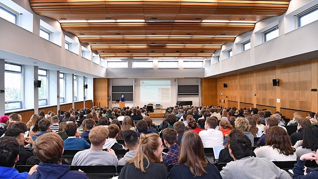 Schülerinnen und Schüler in einem Vorlesungssaal