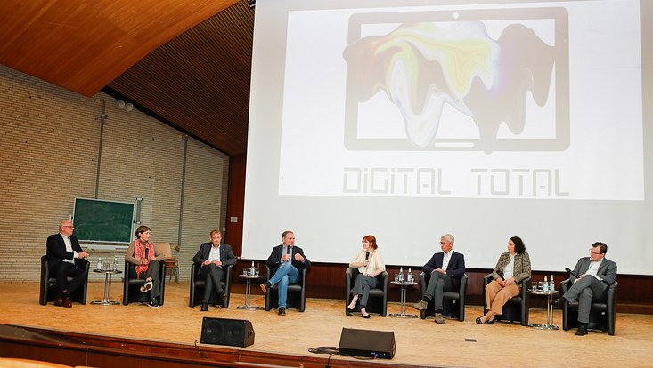 das Podium mit den Teilnehmenden